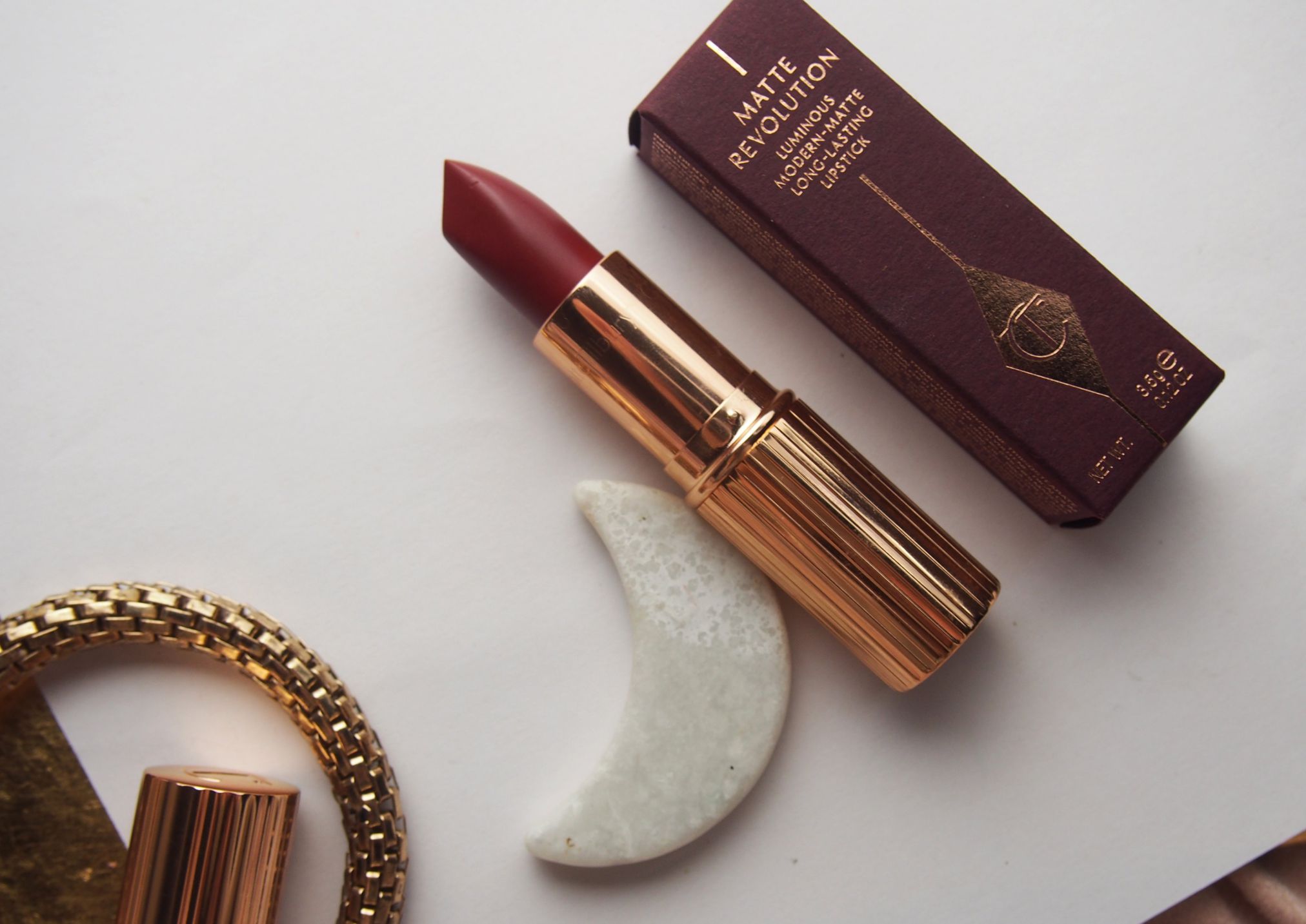 Son môi là một món quà mà bất kỳ người nữ giới nào cũng đều thích Son môi là một món quà mà bất kỳ người nữ giới nào cũng đều thích